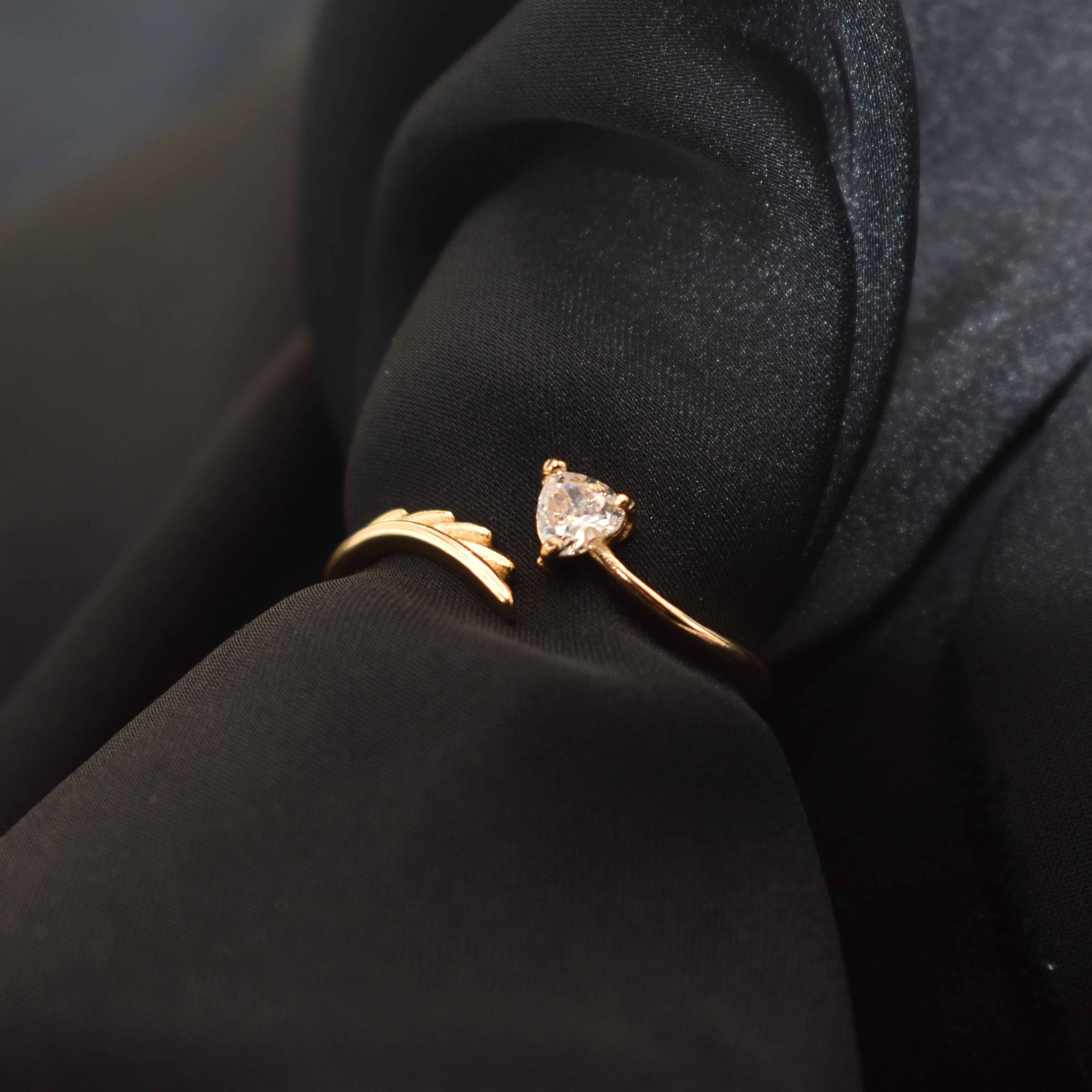 Luxury Zircon Wave Ring – Stylish Leaf Design